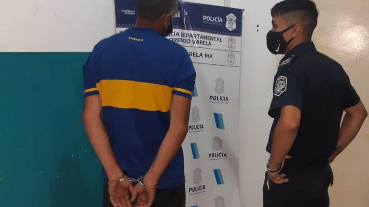 Delincuentes amenazaron con un cuchillo a una mujer para robarle